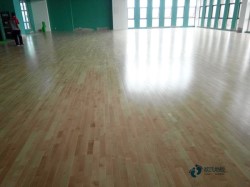 籃球場水泥地和木地板有什么區別